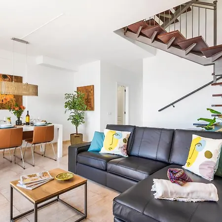 Beachfront Triplex With Swimming Pool & Parking *