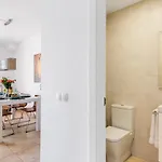 Beachfront Triplex With Parking Apartamento