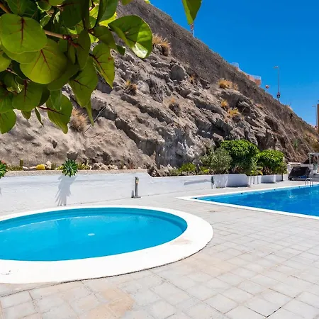 Beachfront Triplex With Swimming Pool & Parking شقة