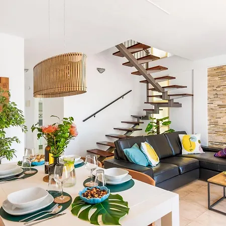 Beachfront Triplex With Swimming Pool & Parking * Radazul