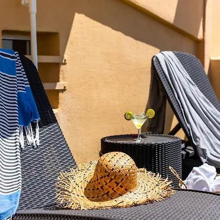 Beachfront Triplex With Swimming Pool & Parking Apartment *
