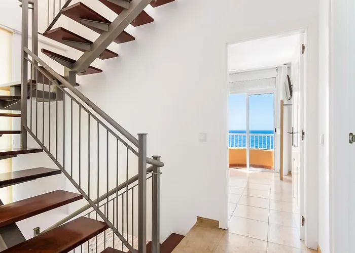 아파트 Beachfront Triplex With Parking Radazul