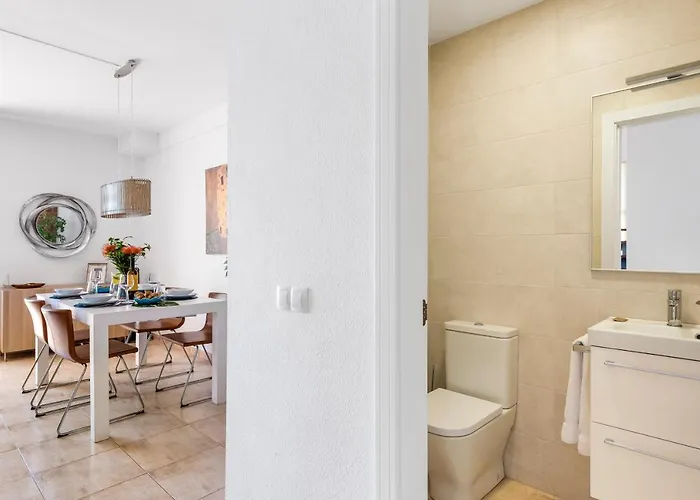 Beachfront Triplex With Parking 아파트