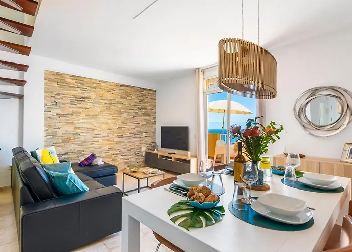 Beachfront Triplex With Parking 아파트 *