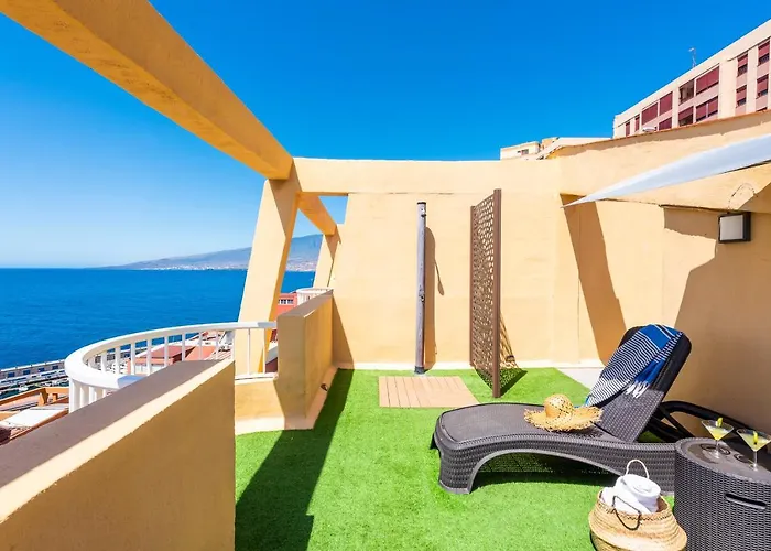 Beachfront Triplex With Parking 아파트